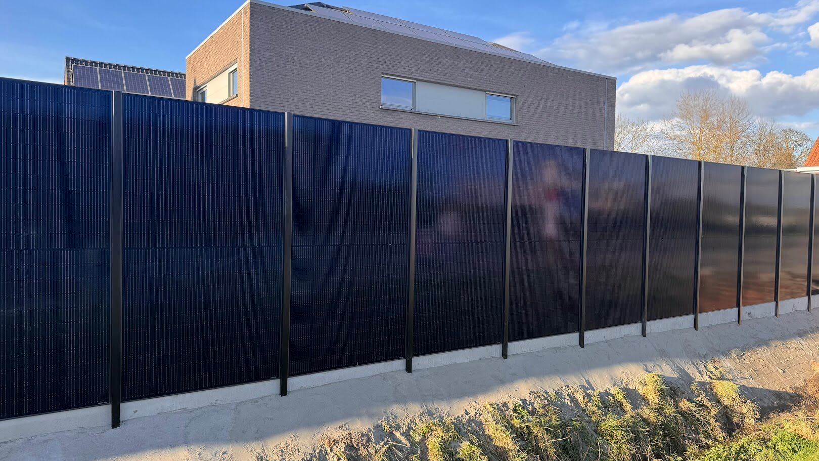 Zonnepanelen omheining geïnstalleerd in moderne tuin - AD Technics project