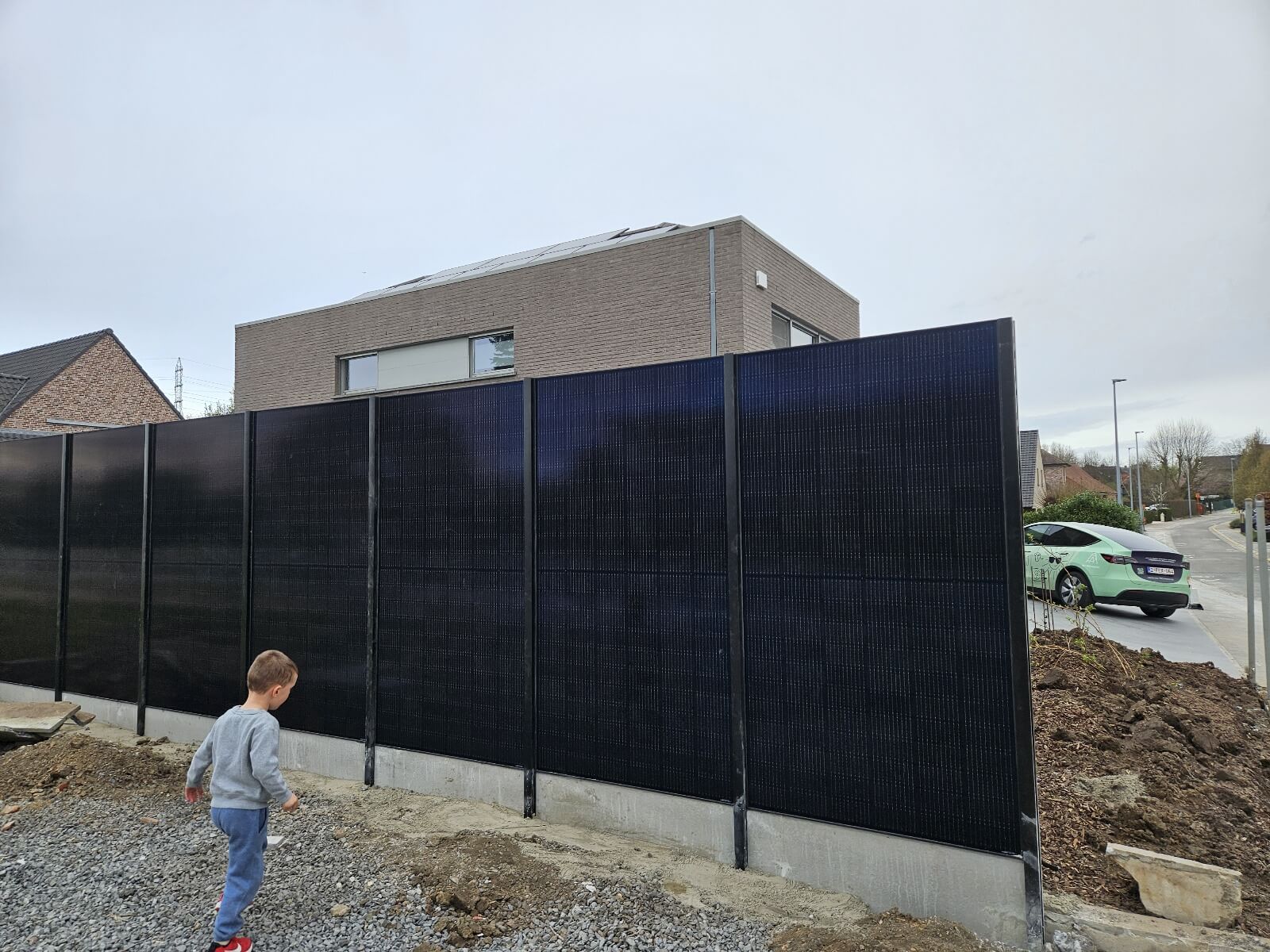 Duurzame tuinafscheiding met zonnepanelen - Residentieel project