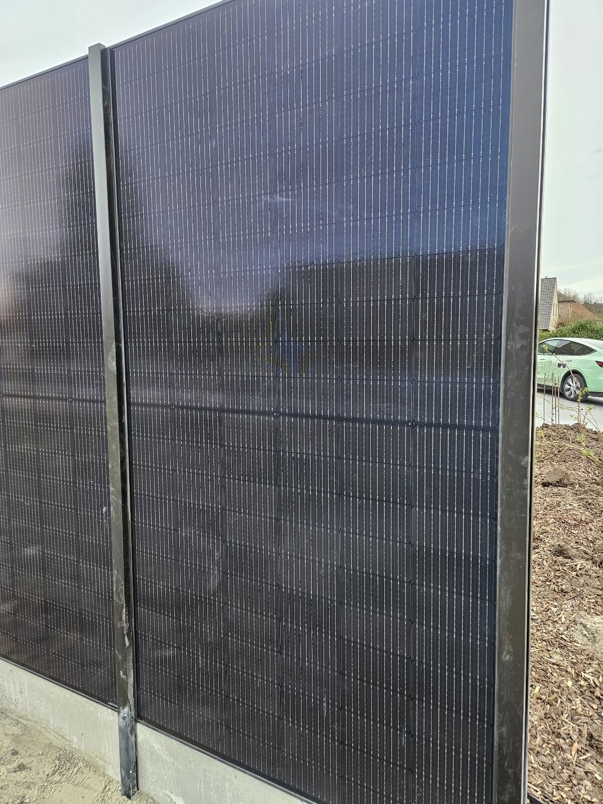 Elegante zonnepanelen omheining voor moderne woning - AD Technics