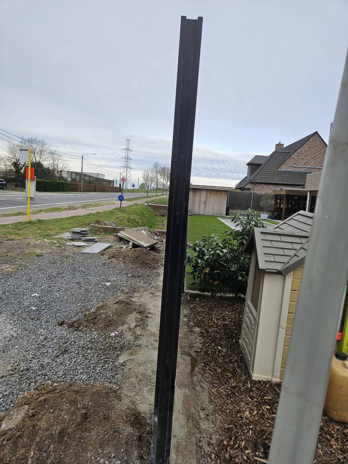 Innovatieve tuinafscheiding met geïntegreerde zonnepanelen