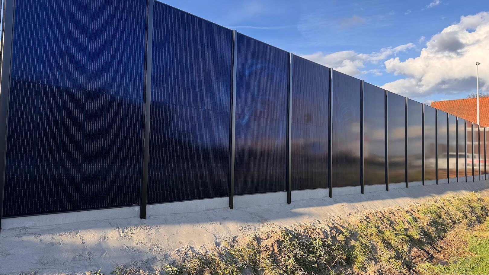 Professionele installatie van zonnepanelen omheining - AD Technics