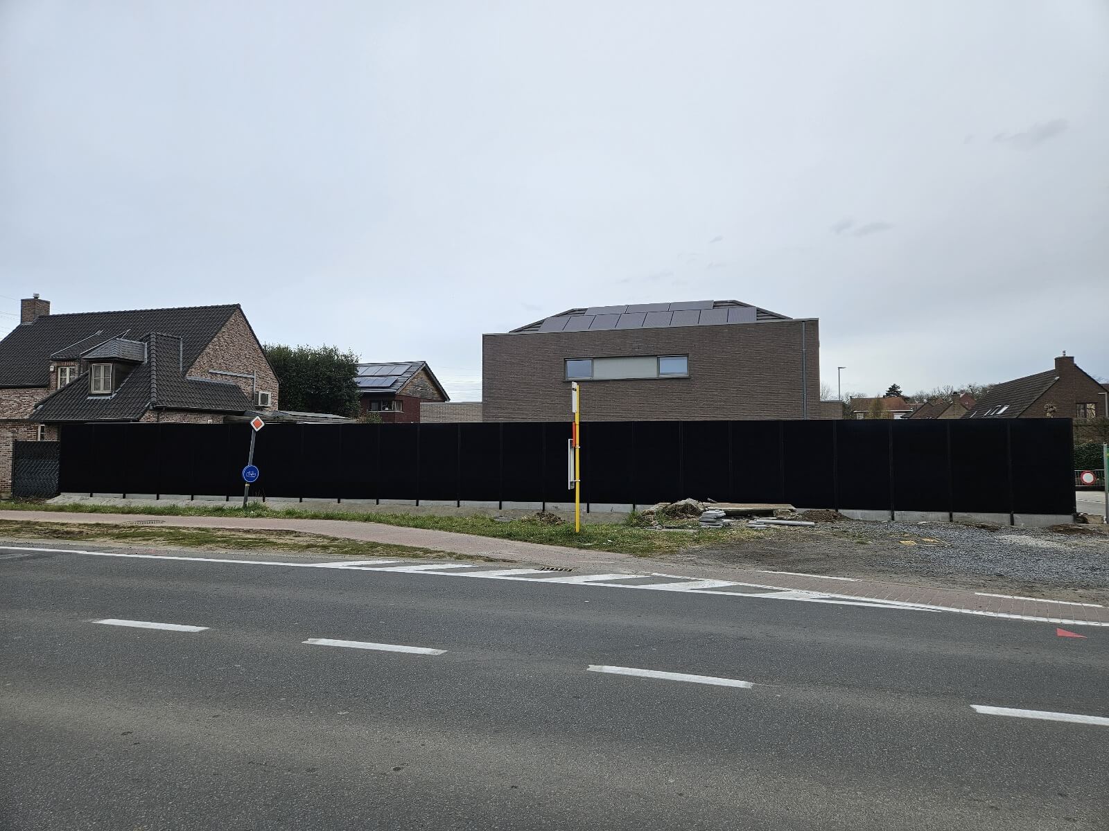 Esthetische tuinomheining met zonnepanelen - Eindresultaat